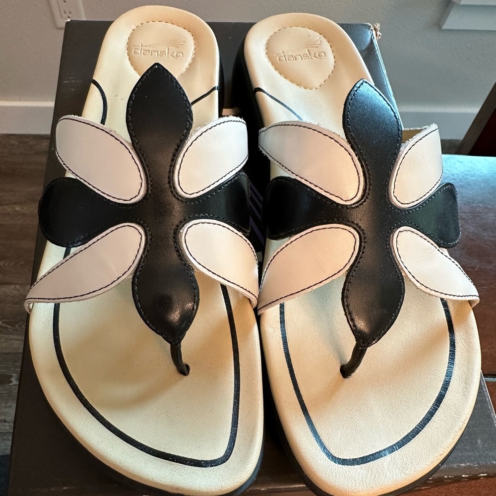Dansko spring sandal.  Daphne black/ivory.